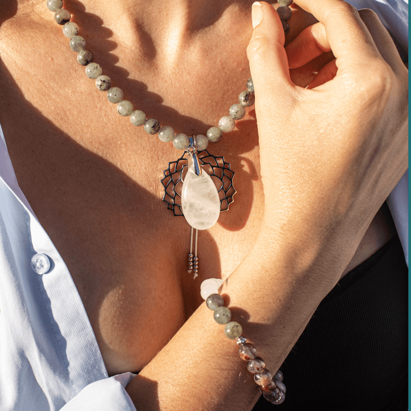 Collana con Perline "Sacra Vibrante Om" in Labradorite e Ametista